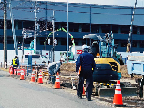道路工事・高所作業車による道路車線制限での誘導